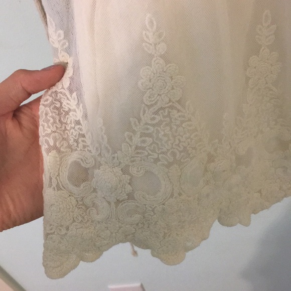 cream tank top with embroidered pattern - Picture 2 of 6